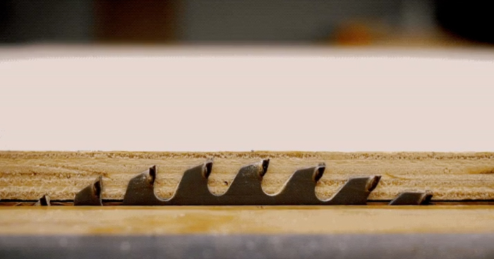 Ván Plywood dễ bị xước cạnh khi cắt