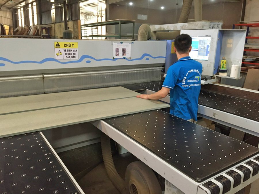 Máy cưa panel dùng trong sản xuất cánh Acrylic