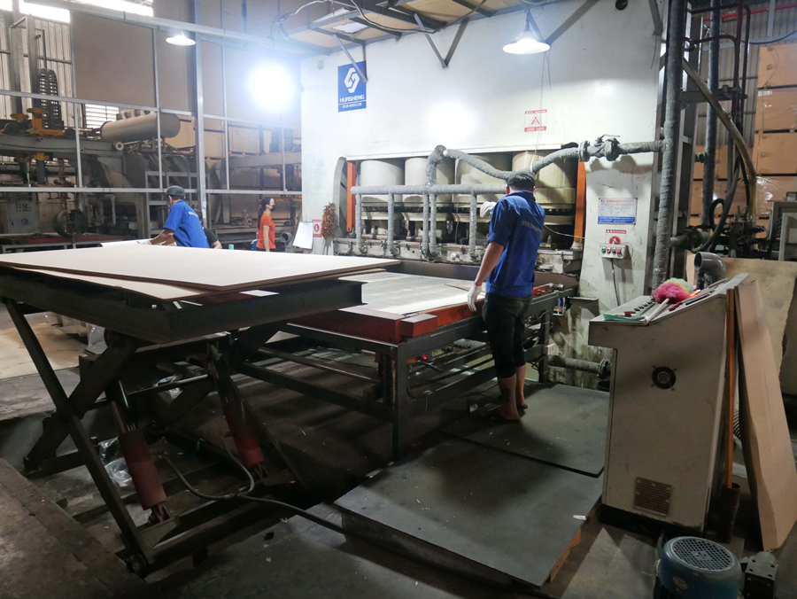Xưởng ép phủ bề mặt Melamine lên gỗ của Hiếu Hương