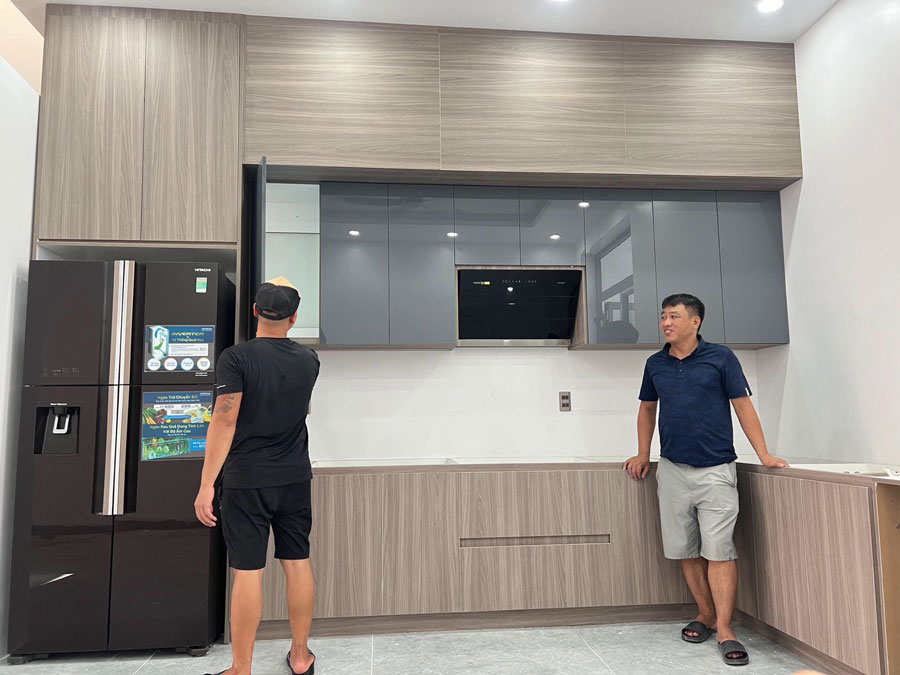 Tủ bếp làm từ gỗ nhựa dán Laminate siêu bền đẹp