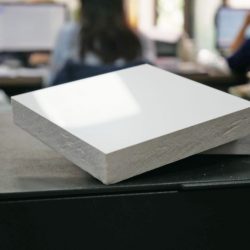 Hình ảnh tấm gỗ nhựa Pitech 3 lớp bóng