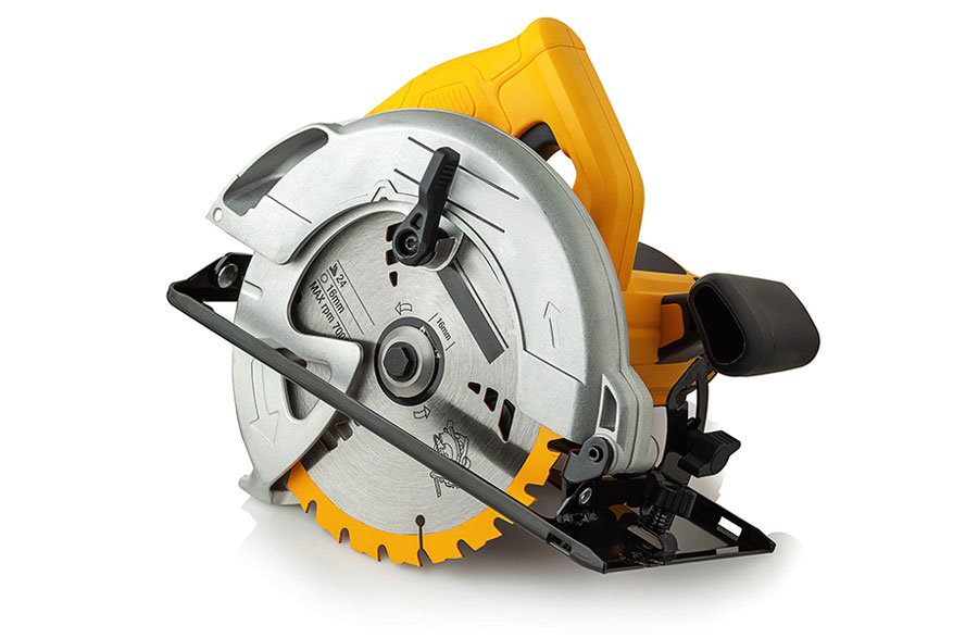 Dùng máy cưa cầm tay để cắt tấm Laminate