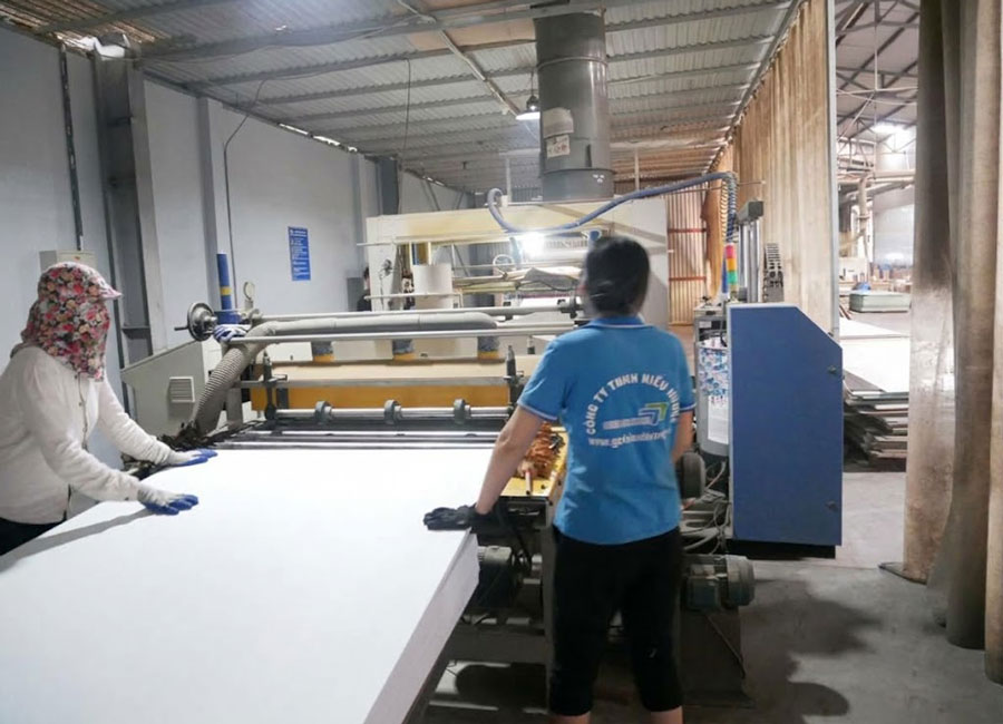 Hệ thống máy dán Laminate lên tấm nhựa bằng keo nhiệt của Hiếu Hương